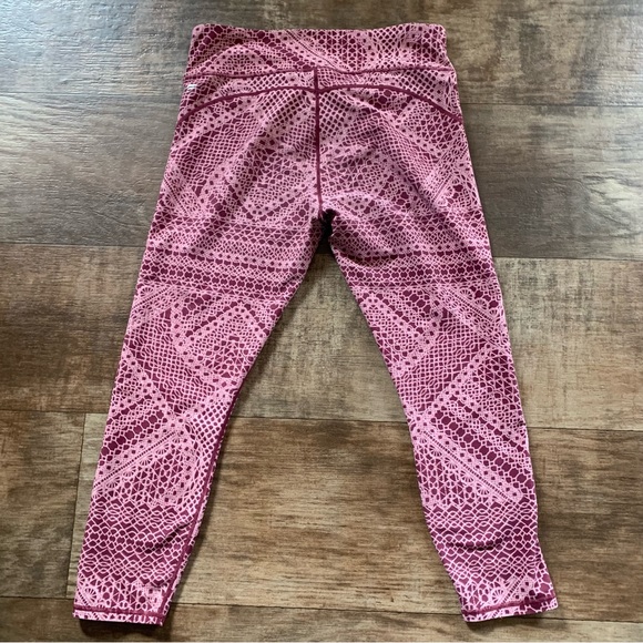 Fabletics lace capris pink and burgundy leggings - Picture 4 of 11